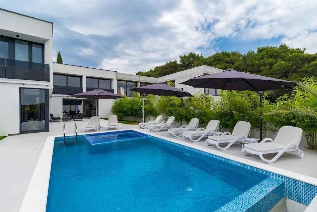 Modern Villa Miaa -32 M2 Pool, 4 En-Suite Bedrooms Medulin 0*,