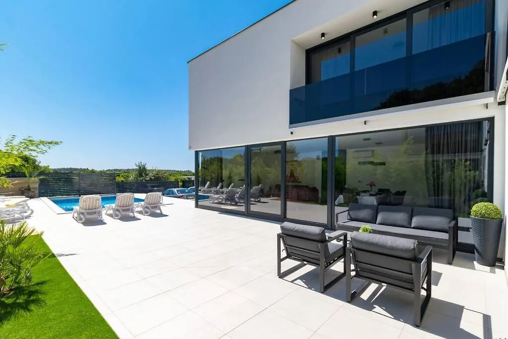 Modern Villa Miaa -32 M2 Pool, 4 En-Suite Bedrooms Medulin