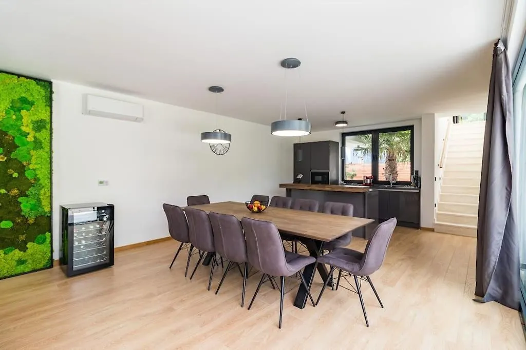 Modern Villa Miaa -32 M2 Pool, 4 En-Suite Bedrooms Medulin 0*,