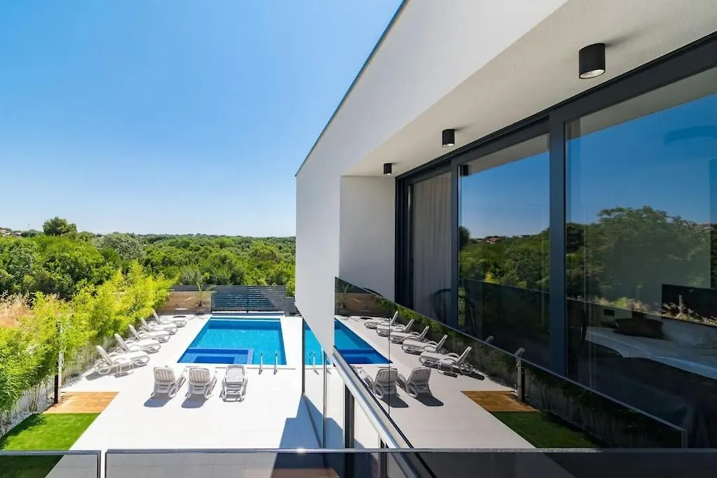 Modern Villa Miaa -32 M2 Pool, 4 En-Suite Bedrooms Medulin