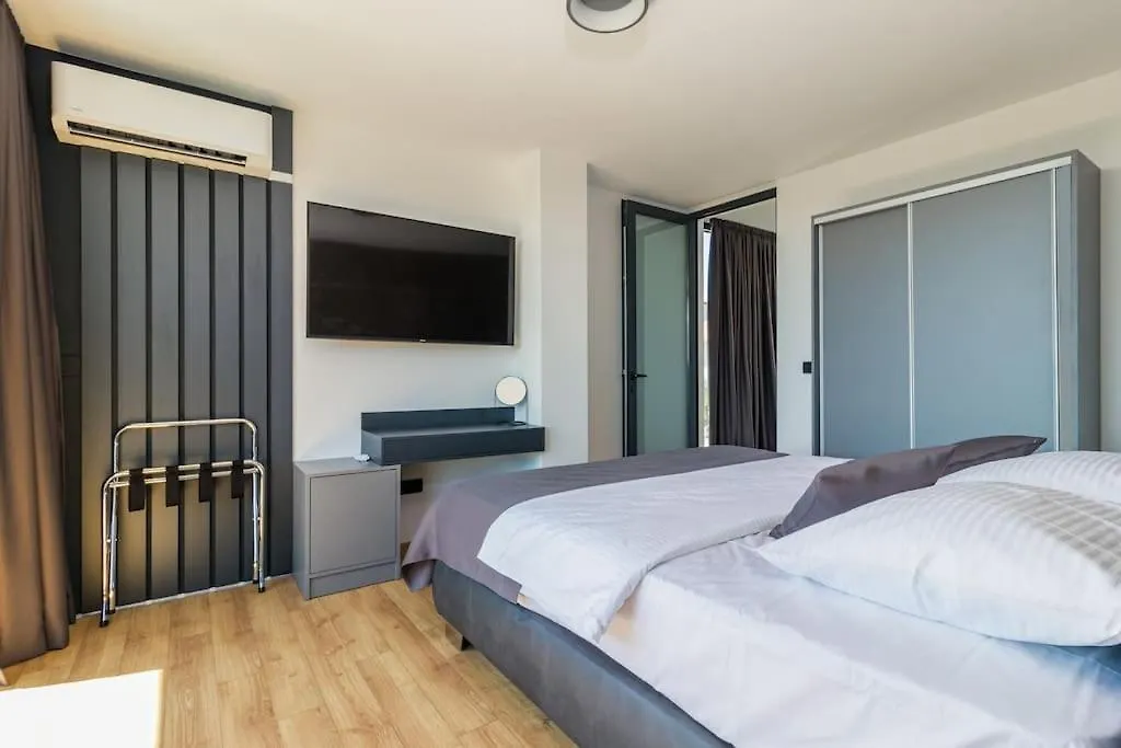 Modern Villa Miaa -32 M2 Pool, 4 En-Suite Bedrooms Medulin