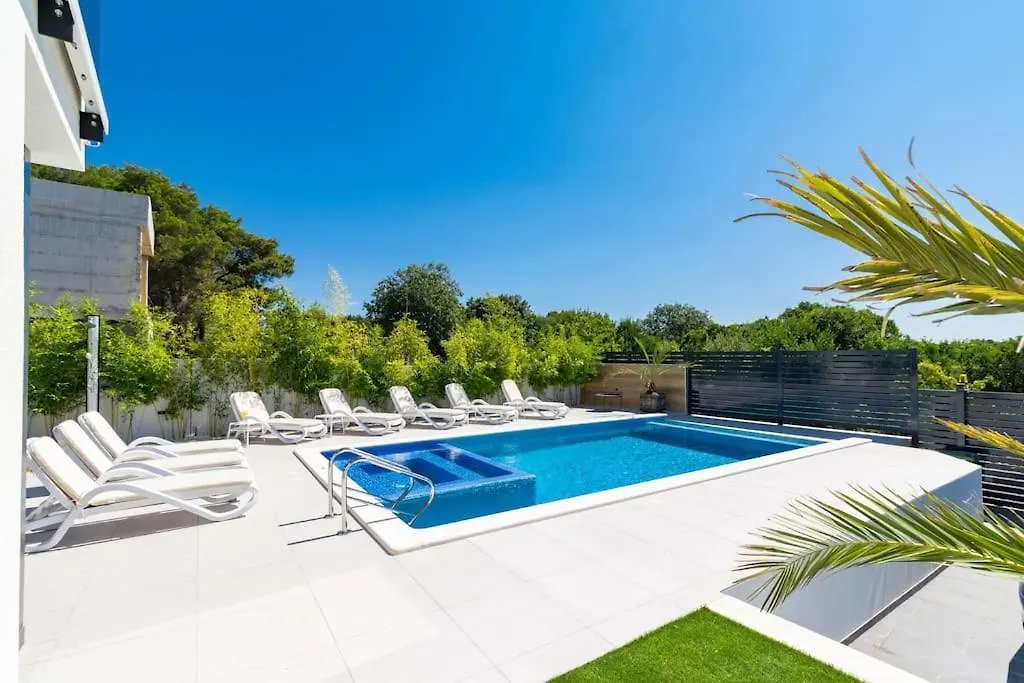 Modern Villa Miaa -32 M2 Pool, 4 En-Suite Bedrooms Medulin Croatia