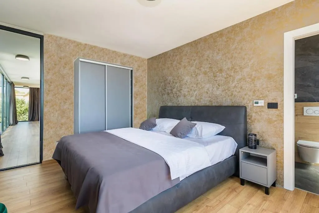 Modern Villa Miaa -32 M2 Pool, 4 En-Suite Bedrooms Medulin 0*,