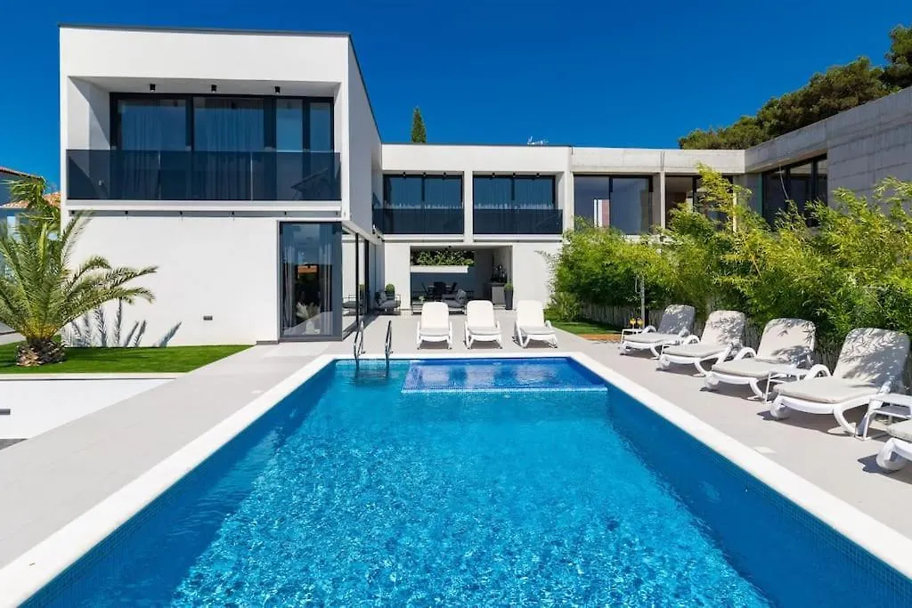 Modern Villa Miaa -32 M2 Pool, 4 En-Suite Bedrooms Medulin